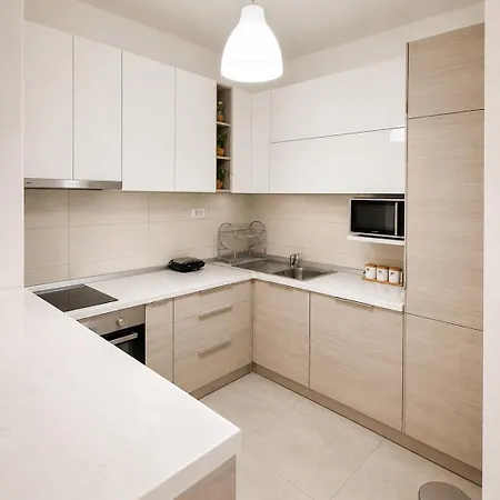 Modern Near Center